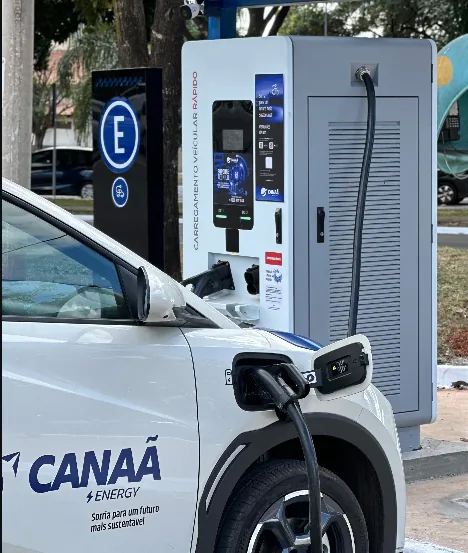 Carro da Canaã Energy carregando numa estação de recarga rápida